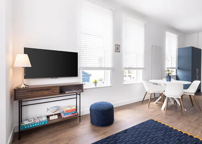 Host & - Sanderling Chase