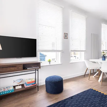 Host & - Sanderling Chase